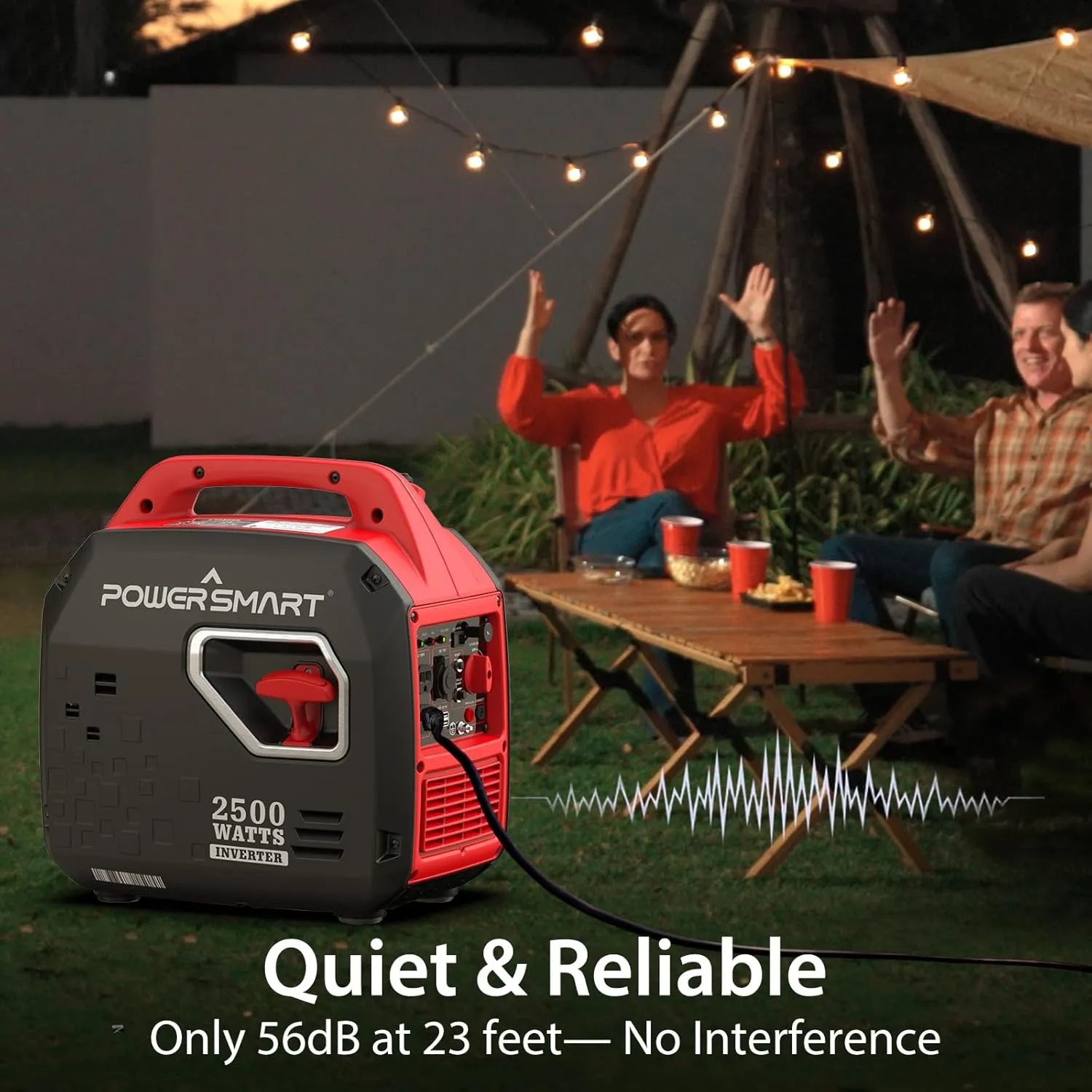 Generador PowerSmart 2500W funcionando en silencio en una reunión en el patio
